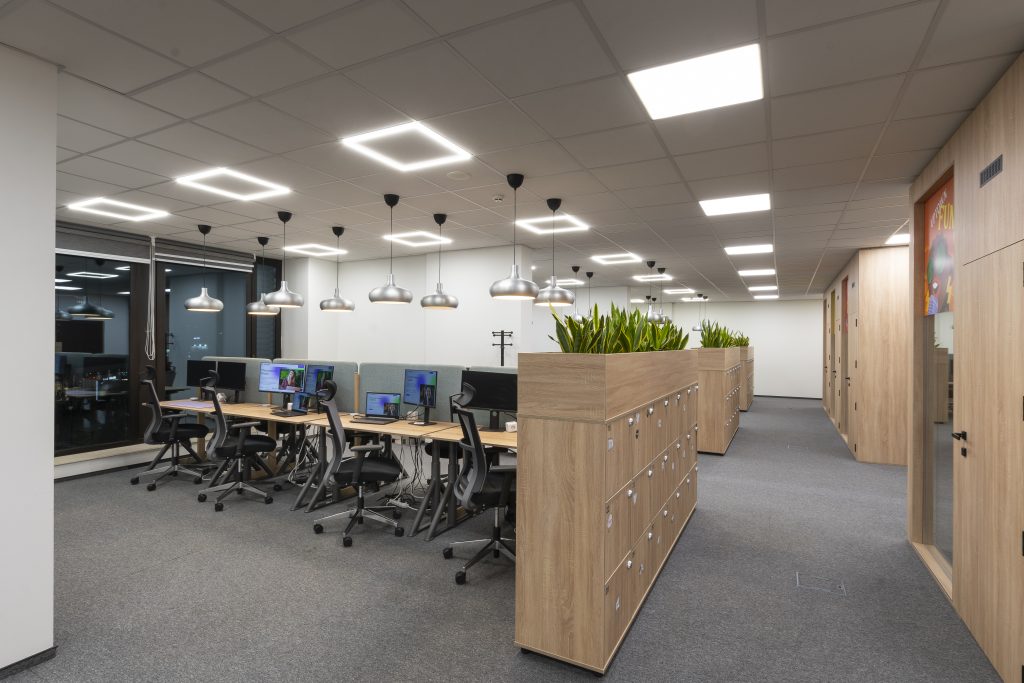 Офис пространство с работни станции