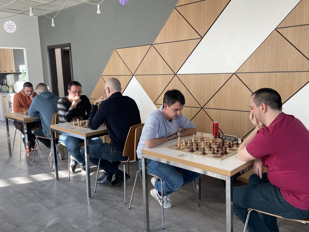 Офис пространство с работни станции