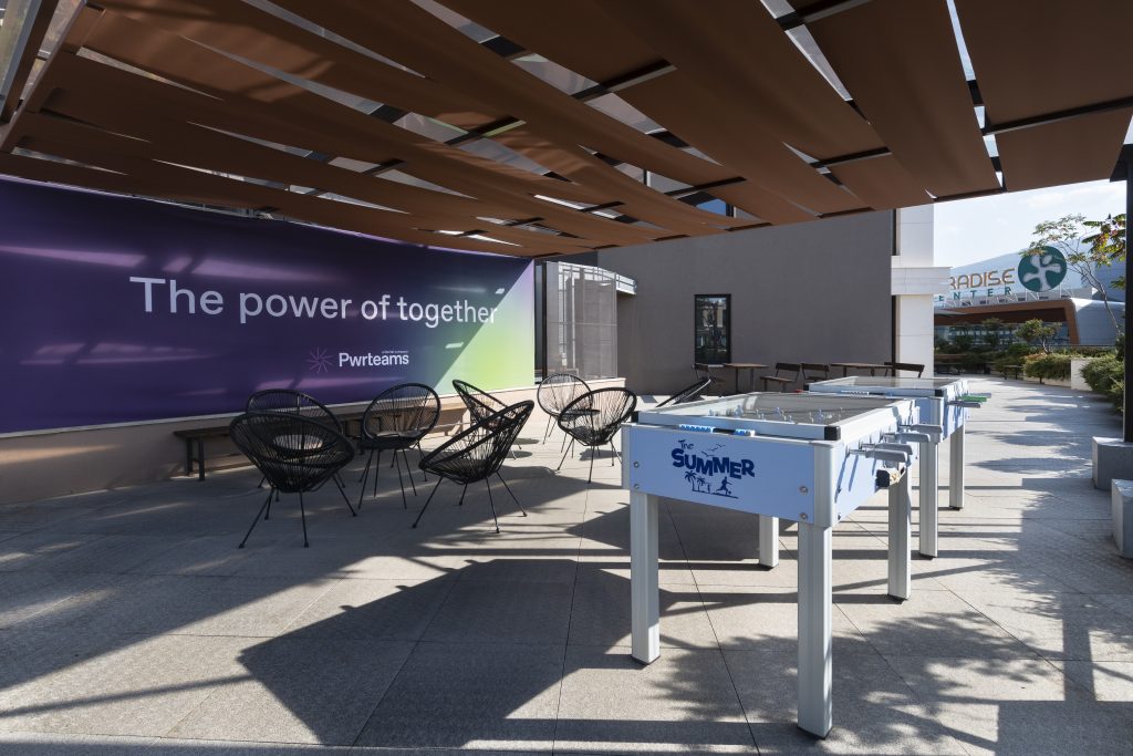 Офис с бюра и зона за почивка